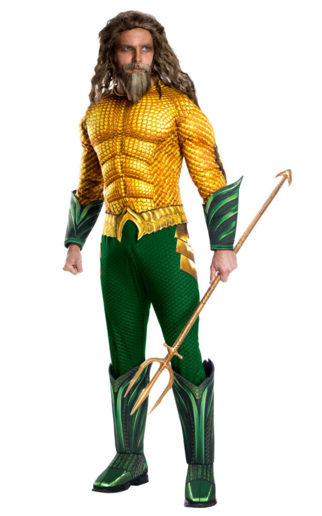 in Mann zeigt ein detailreiches Aquaman Kostüm für Herren. Diesen beeindruckenden Superhelden-Anzug könnt ihr direkt bei uns im Kostümladen in Berlin Steglitz finden.