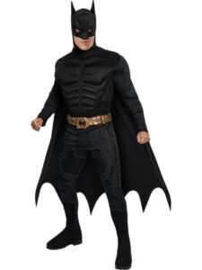 in Mann zeigt ein hochwertiges Batman Kostüm für Herren. Dieses und viele weitere Superhelden-Outfits könnt ihr direkt bei uns im Kostümladen in Berlin kaufen.