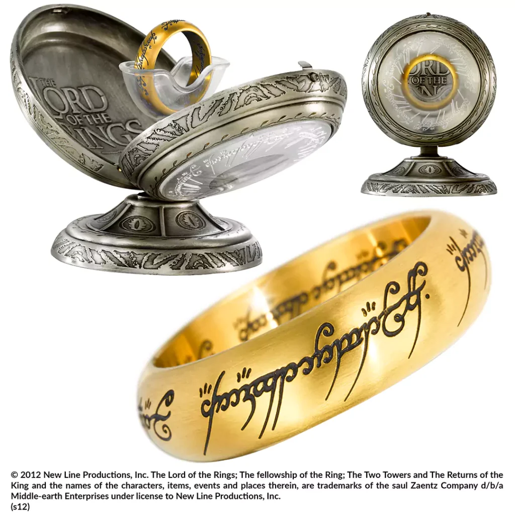 Nahaufnahme vom goldenen Einen Ring, bei der die feine, elbische Gravur auf der Außen- und Innenseite detailliert zu sehen ist.