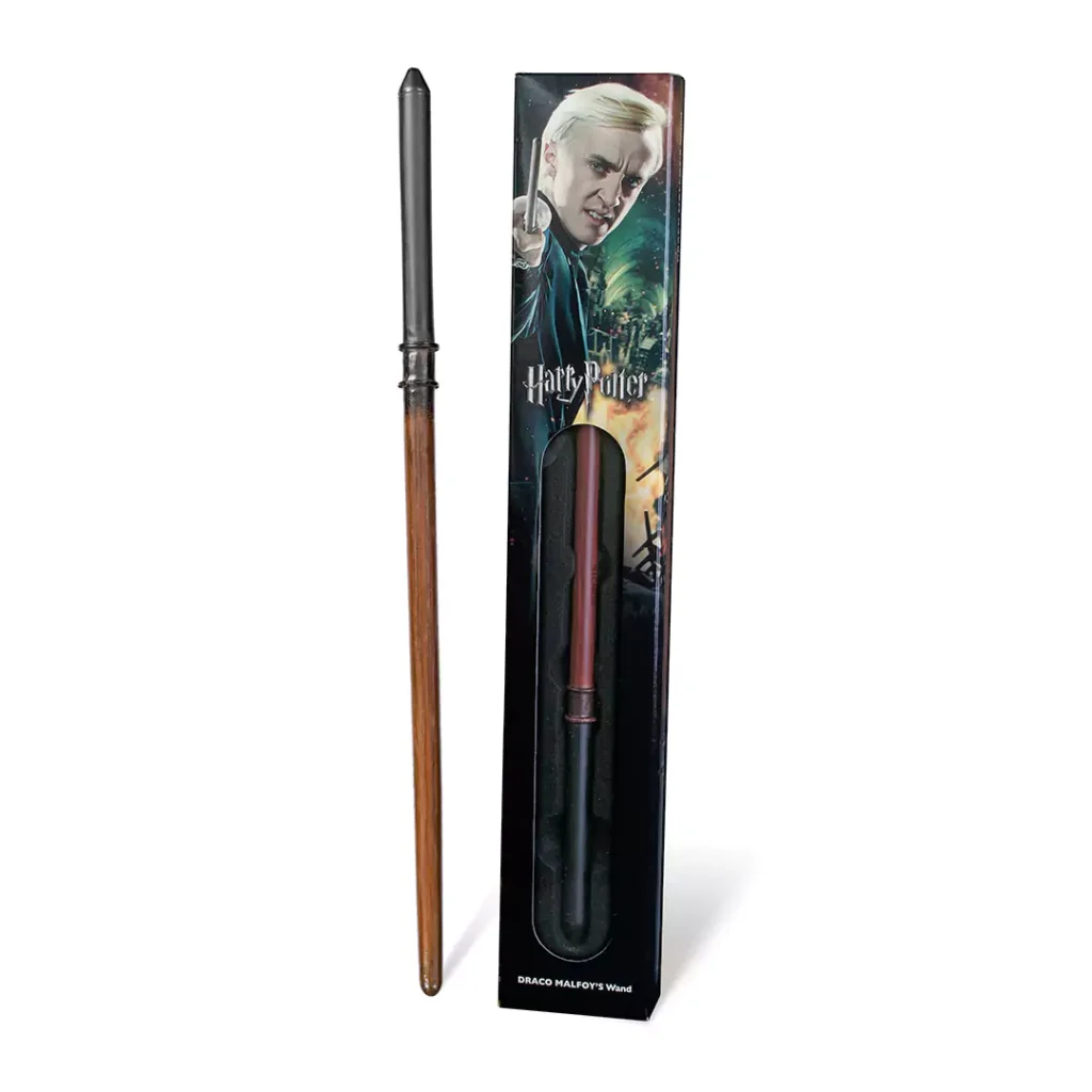 Der geradlinige und elegante Zauberstab von Draco Malfoy aus Harry Potter – das ideale Accessoire für dein Slytherin-Kostüm, erhältlich in unserem Berliner Kostümladen.