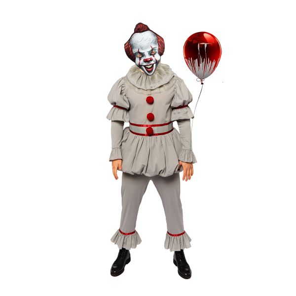 Ein erwachsener Mann trägt ein gruseliges Es Kostüm für Herren und ist als der Horrorclown Pennywise verkleidet.
