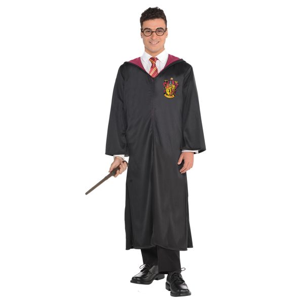 Erwachsener in einem klassischen Harry Potter Kostüm mit schwarzer Gryffindor-Robe und Zauberstab, sofort auf Lager in unserem Kostümladen in Berlin.