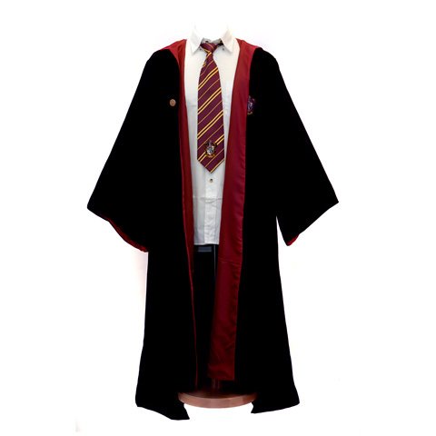 Ein Mann zeigt eine detaillierte Harry Potter Robe für Erwachsene. Diesen und viele weitere Hogwarts Umhänge könnt ihr bei uns im Kostümladen in Berlin direkt anprobieren.