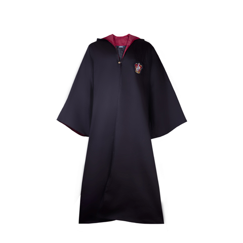 Eine Person präsentiert stolz eine weite Zauberer-Robe. Entdeckt diesen hochwertigen Harry Potter Umhang für Erwachsene direkt vor Ort in unserem Laden in Berlin.