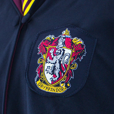 Ein Mann zeigt einen hochwertigen Harry Potter Umhang für Herren. Dieses und viele weitere Zauberer-Kostüme könnt ihr direkt bei uns im Kostümladen anprobieren.