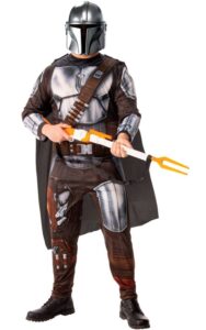 Erwachsener in einem Star Wars Mandalorian-Kostüm.