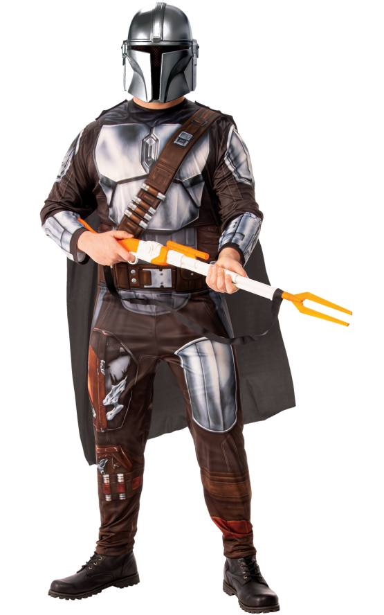 Erwachsener in einem Star Wars Mandalorian-Kostüm.