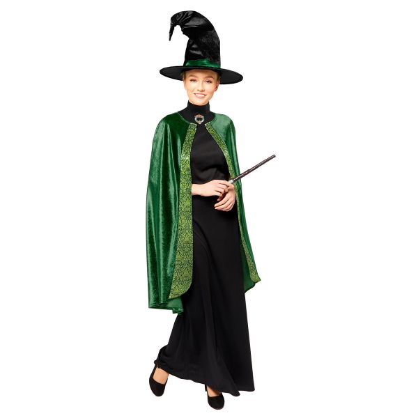 Erwachsener in einem Professor McGonagall Kostüm aus Harry Potter mit langer smaragdgrüner Robe und spitzem Hexenhut.