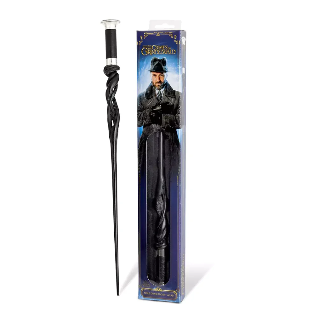 Offiziell lizenzierte Filmreplik von Albus Dumbledores Zauberstab in der Blister-Edition aus „Phantastische Tierwesen“. Das markante und stilvolle Design des jungen Dumbledore ist ein Must-have für Fans, erhältlich in unserem Kostümladen – deinem lokalen Harry Potter Shop in Berlin.