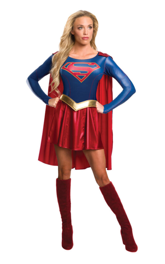 Eine erwachsene Frau präsentiert ein heldenhaftes Supergirl Kostüm für Damen, komplett ausgestattet mit einem glänzenden roten Rock und dem passenden roten Cape.
