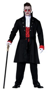 Erwachsene Person im Vampir-Outfit zu Halloween, geschminkt mit künstlichem Blut und blassem Gesicht.