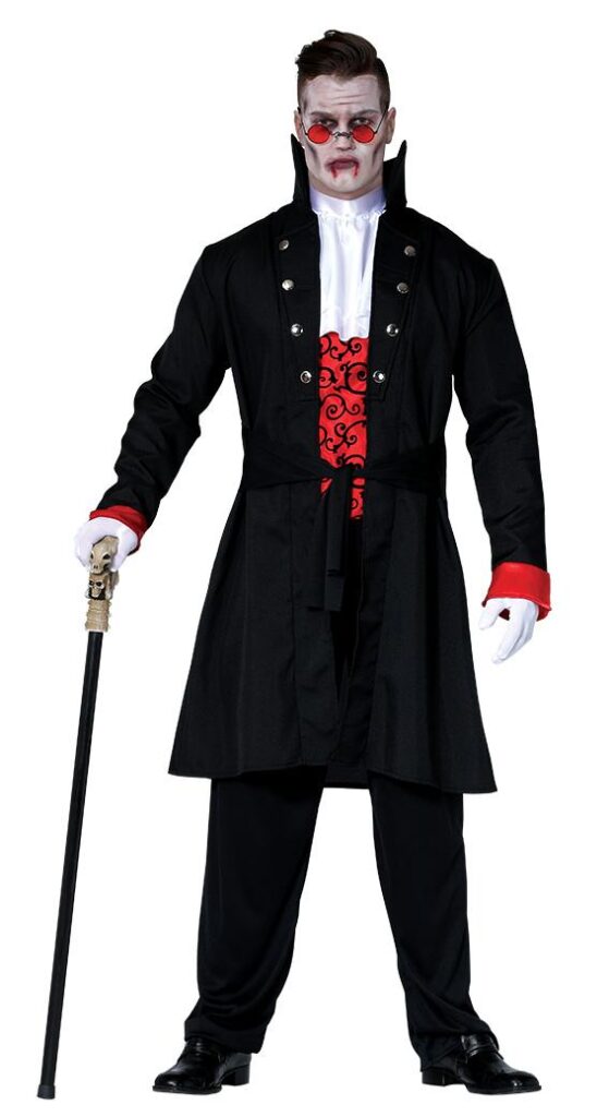 Erwachsene Person im Vampir-Outfit zu Halloween, geschminkt mit künstlichem Blut und blassem Gesicht.