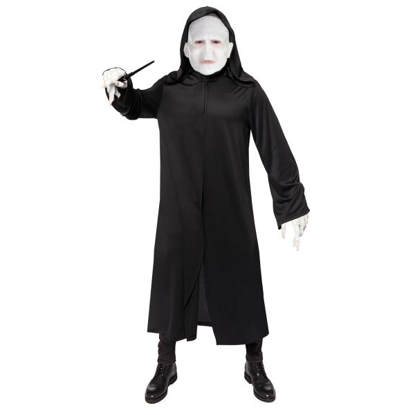 Ein erwachsener Mann trägt ein unheimliches Voldemort Kostüm für Herren, bestehend aus einer fließenden schwarzen Robe und einer gruseligen Maske.