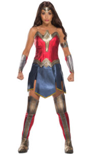 Eine Frau trägt ein heldenhaftes Wonder Woman Kostüm für Damen im klassischen rot-blauen Design mit goldenen Akzenten.