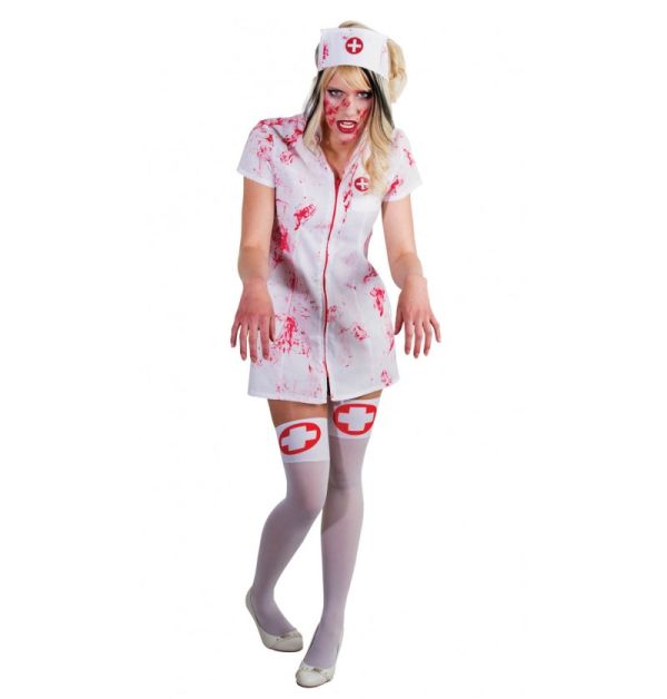 Eine erwachsene Frau präsentiert ein blutverschmiertes Zombie Kostüm für Damen und ist als untote Krankenschwester mit passender Haube verkleidet.