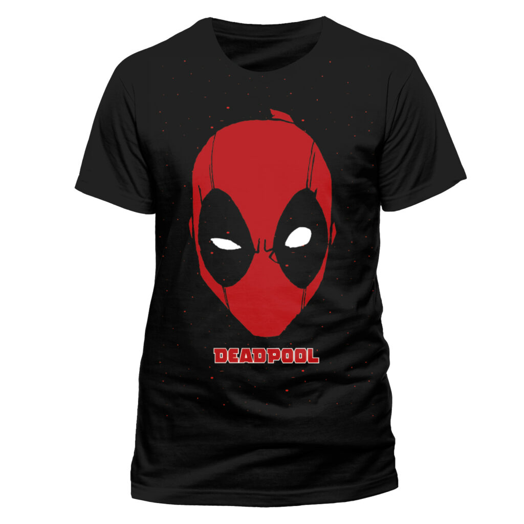 Ein schwarzes T-Shirt mit einem auffälligen Frontaufdruck, der das Gesicht des Marvel-Antihelden Deadpool zeigt. Das Motiv fokussiert sich auf seine ikonische rote Maske mit den großen schwarzen Augenpartien und den markanten weißen, ausdrucksstarken Augen, mit einem zugekniffenen Auge.