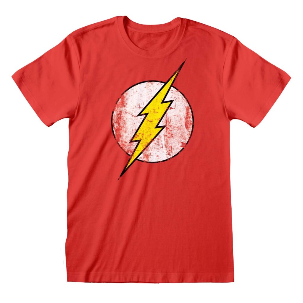 Ein rotes T-Shirt mit dem klassischen Flash-Logo, einem gelben Blitz in einem weißen Kreis mit gelber Umrandung, zentral auf der Vorderseite.