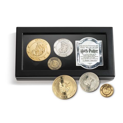 Gringotts-Münzkollektion mit den Nachbildungen der Zaubererwährungen: goldene Galleonen, silberne Sickel und bronzene Knut