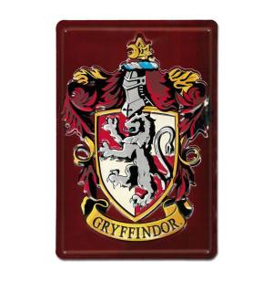 Ein dekoratives Blechschild in den Hausfarben Rot und Gold, das das Löwen-Wappen des Hogwarts-Hauses Gryffindor zeigt.