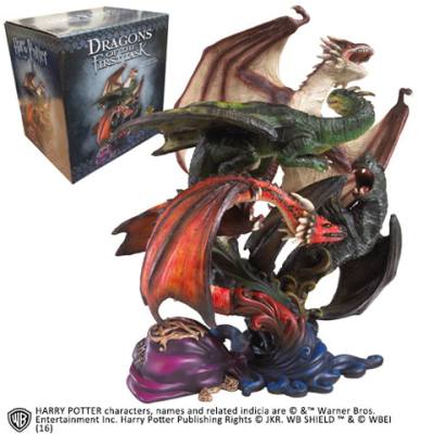 Eine Gruppe von vier detailreichen Drachen-Sammelfiguren aus Harry Potter, die in einer Figur dargestellt sind.