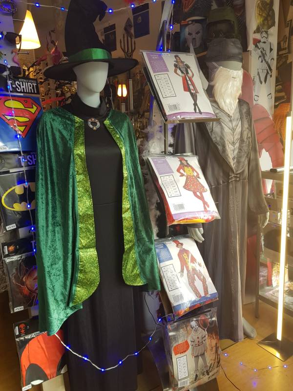 Die Kostüme von Albus Dumbledore und Minerva McGonagall aus Harry Potter.