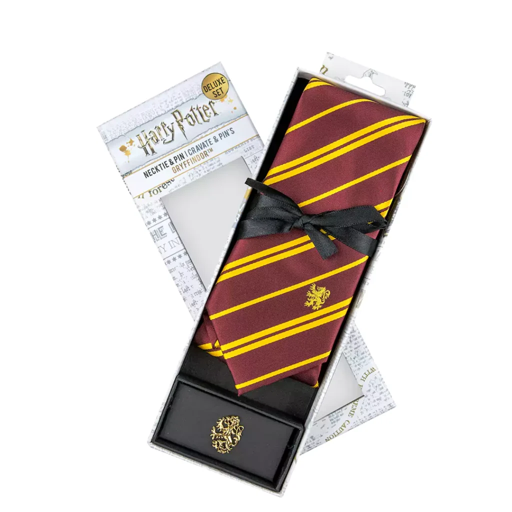 arry Potter Krawatte für Gryffindor-Fans inklusive edlem Haus-Pin als Set.