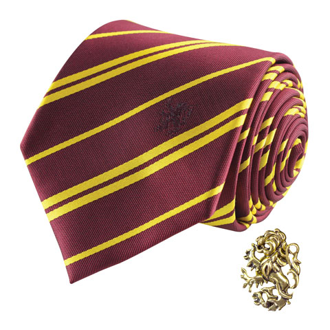Gryffindor-Krawatte in Rot und Gold mit dem passenden Haus-Wappen als Ansteck-Pin.