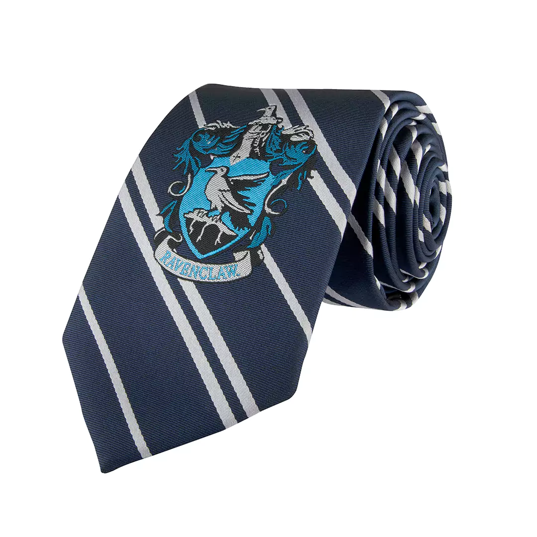 Harry Potter Krawatte in den Farben Blau und Silber mit dem Ravenclaw-Wappen.