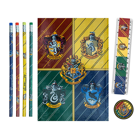 Ein Schreibwaren-Set aus dem Harry-Potter-Universum, bedruckt mit den Wappen der vier Hogwarts-Häuser Gryffindor, Slytherin, Ravenclaw und Hufflepuff.