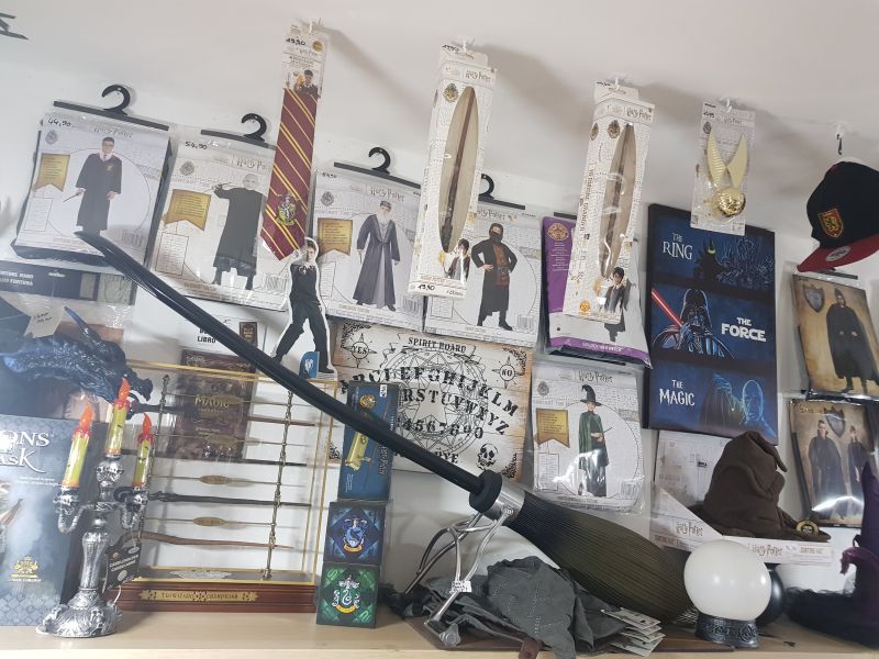 Harry Potter Shop in Berlin mit einer Auswahl an Kostümen, Zauberstäben und dem Nimbus 2001 Flugbesen
