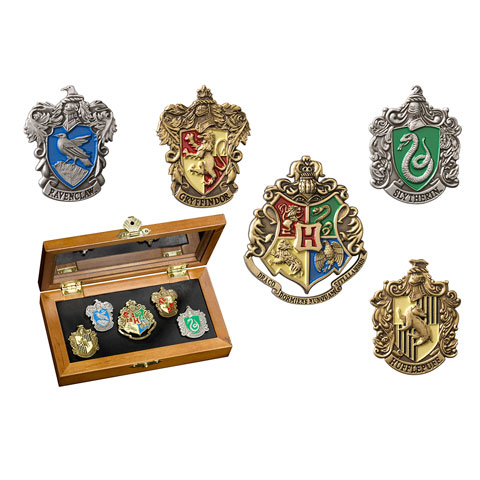 Eine Kollektion von Harry-Potter-Pins, die das Hogwarts-Wappen sowie die Wappen der vier Häuser Gryffindor, Slytherin, Ravenclaw und Hufflepuff zeigen.