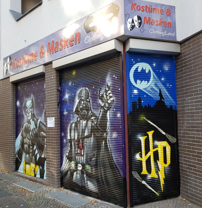 Außenansicht unseres Kostümladens in Berlin-Neukölln.