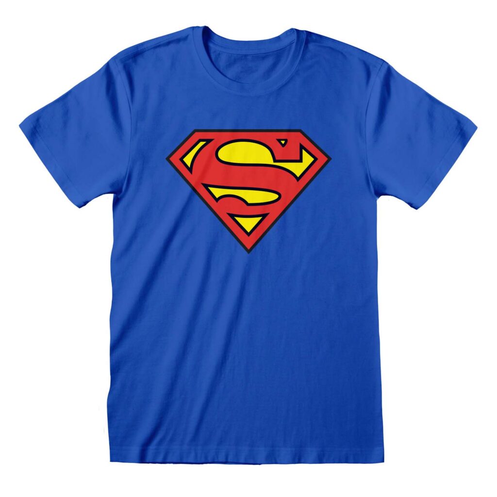Ein blaues T-Shirt mit dem klassischen Superman-Logo, einem roten 'S' in einem gelben Schild mit roter Umrandung, zentral auf der Vorderseite.