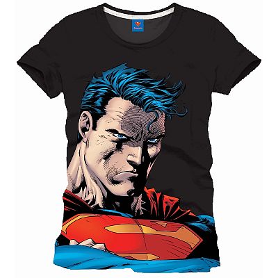 Ein schwarzes T-Shirt mit einem großen, farbigen Frontaufdruck. Das Motiv zeigt Superman im klassischen Vintage-Comic-Stil in einer dynamischen Action-Pose mit blau-rotem Kostüm.