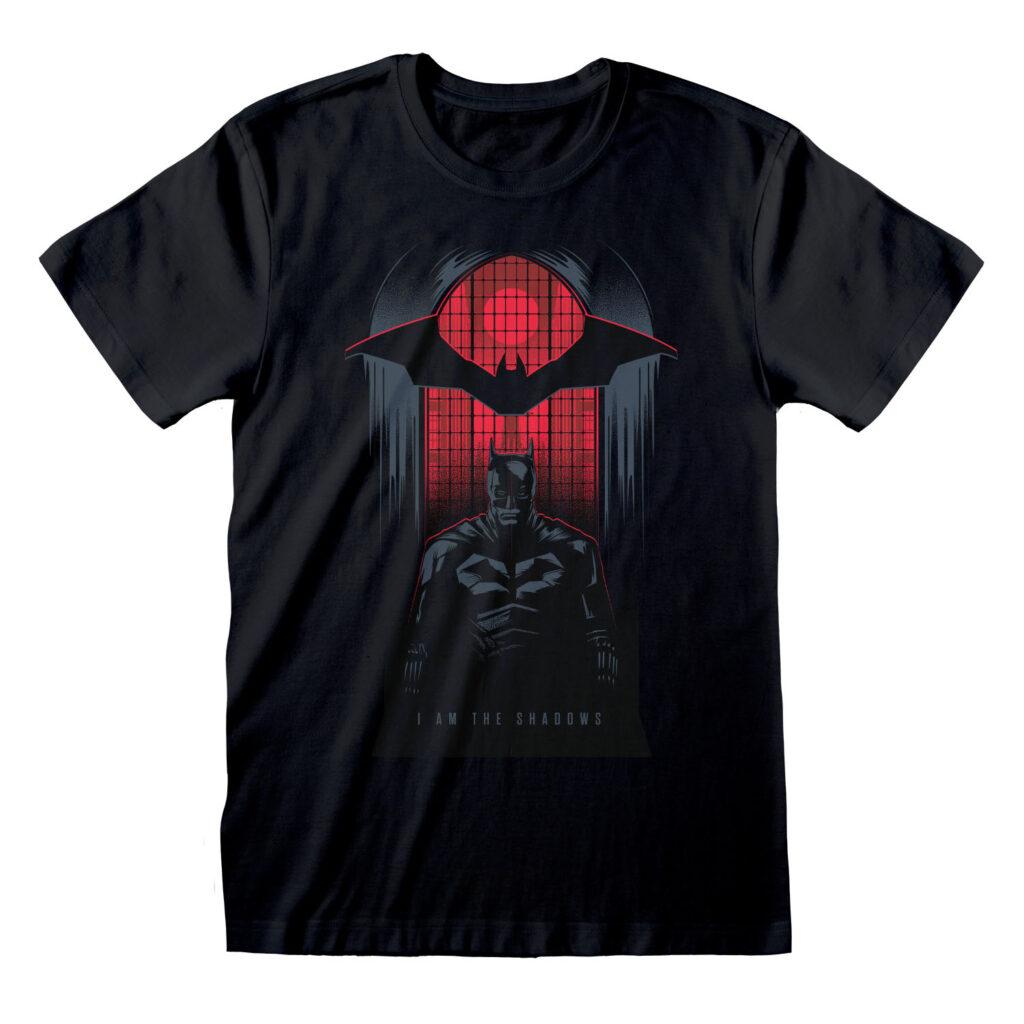 Schwarzes Batman-T-Shirt mit einem düsteren Schatten-Motiv und schwarzem Feldermaus Motiv.