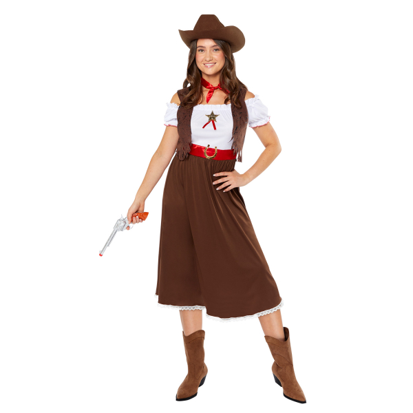 Frau in einem braun-weißen Cowgirl-Kostüm