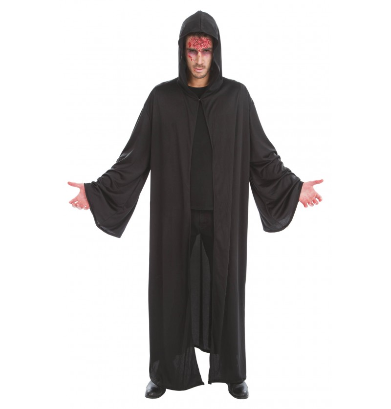 Ein Mann in einer schwarzen, bodenlangen Halloween-Robe mit Kapuze vor weißem Hintergrund.