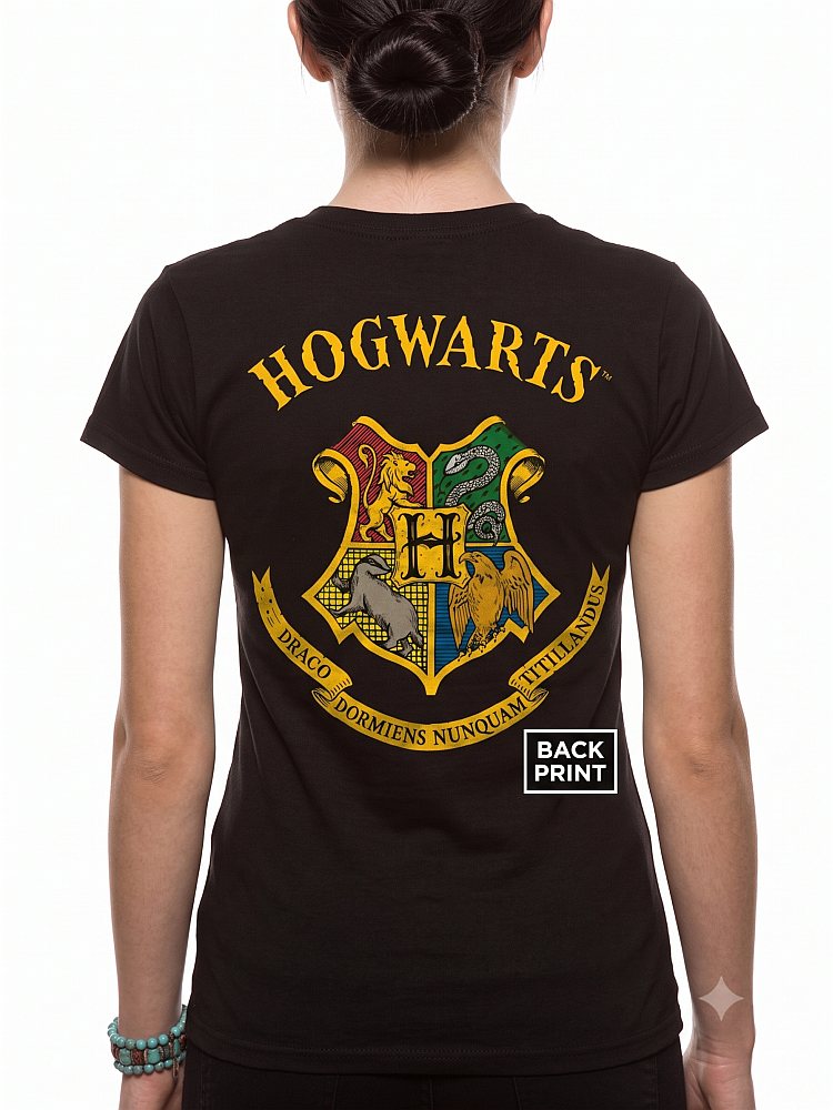 Rückenansicht einer Dame, die ein schwarzes T-Shirt trägt. Auf dem Rücken befindet sich ein großer, farbiger Druck: Oben steht in gelben Buchstaben 'HOGWARTS'. Darunter ist das klassische Hogwarts-Wappen abgebildet, das in vier Felder für die Häuser Gryffindor (Löwe), Slytherin (Schlange), Hufflepuff (Dachs) und Ravenclaw (Adler) unterteilt ist, mit einem großen 'H' in der Mitte. Unter dem Wappen verläuft ein gelbes Banner mit dem schwarzen Schriftzug 'DRACO DORMIENS NUNQUAM TITILLANDUS'.