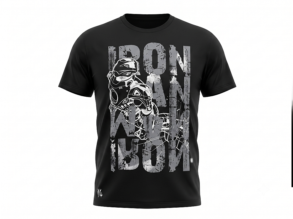 Ein schwarzes T-Shirt (Produktfoto) auf weißem Hintergrund mit einem großen, detaillierten Grafikdruck auf der Vorderseite. Der Druck besteht aus einem großen, vertikal gestapelten, grau verwitterten Schriftzug mit dem Text: 'IRON MAN Über diesen Text gelegt ist eine detaillierte weiße Linienzeichnung eines Iron Man-Rüstung mit Helm, der nach oben startet. Am unteren Saum des T-Shirts sind kleine Markenlogos sichtbar.