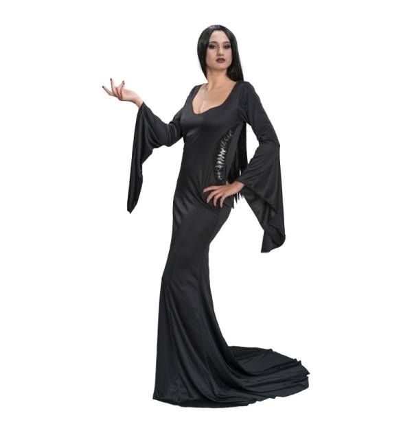 Eine Frau trägt ein klassisches Morticia-Kostüm mit einem bodenlangen, figurbetonten schwarzen Kleid und langen schwarzen Haaren.