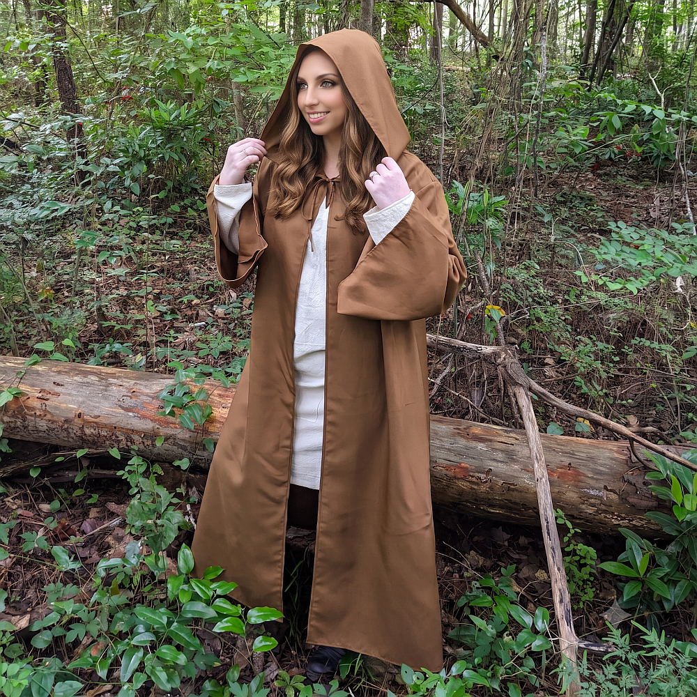 Lange braune Robe mit Kapuze, ideal für Halloween, Mittelalter oder Fantasy. Erhältlich in unserem Kostümladen in Berlin.