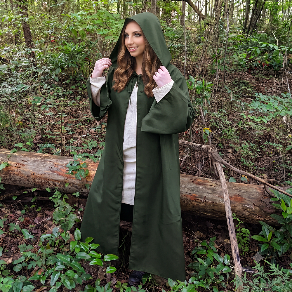 Eine grüne Fantasy- und Mittelalter-Robe mit Kapuze für LARP-Spieler, ausgestellt in unserem Berliner Kostümgeschäft."