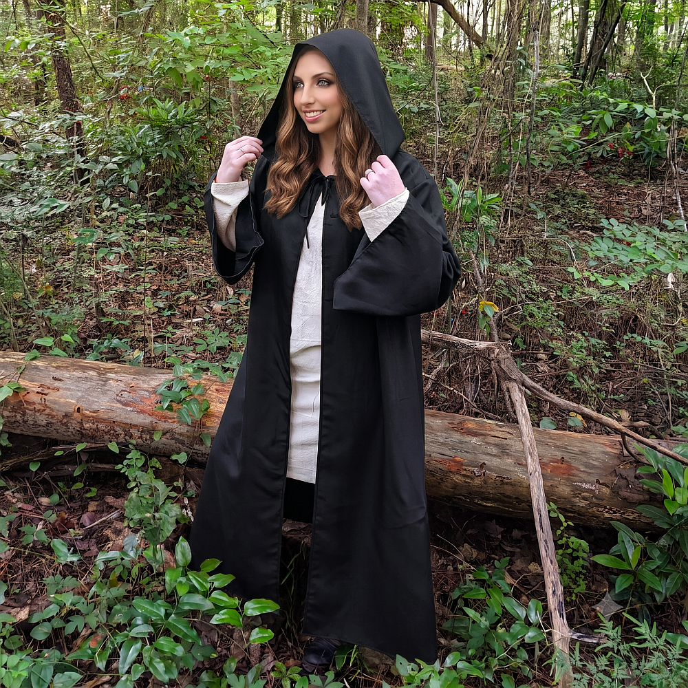 Schwarze Robe mit Kapuze für Mittelalter, Fantasy und LARP, erhältlich in unserem Kostümladen in Berlin