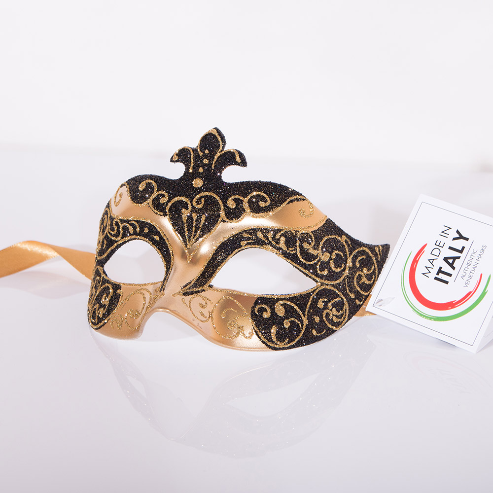 Eine edle, gold-schwarze venezianische Maske in der Auslage eines Berliner Maskenladens.