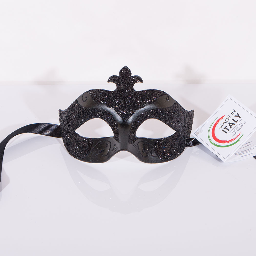 Elegante schwarze venezianische Maske, ausgestellt in einem Maskenladen in Berlin.
