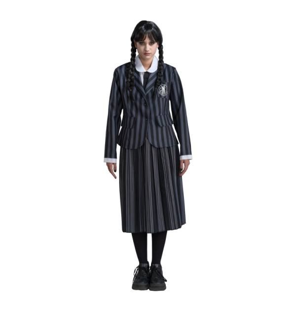 Ein detailgetreues Wednesday-Cosplay in der markanten schwarz-grauen Schuluniform der Nevermore Academy. Die Person trägt ein gestreiftes Sakko mit Schullogo, einen Faltenrock und die charakteristischen Flechtzöpfe.