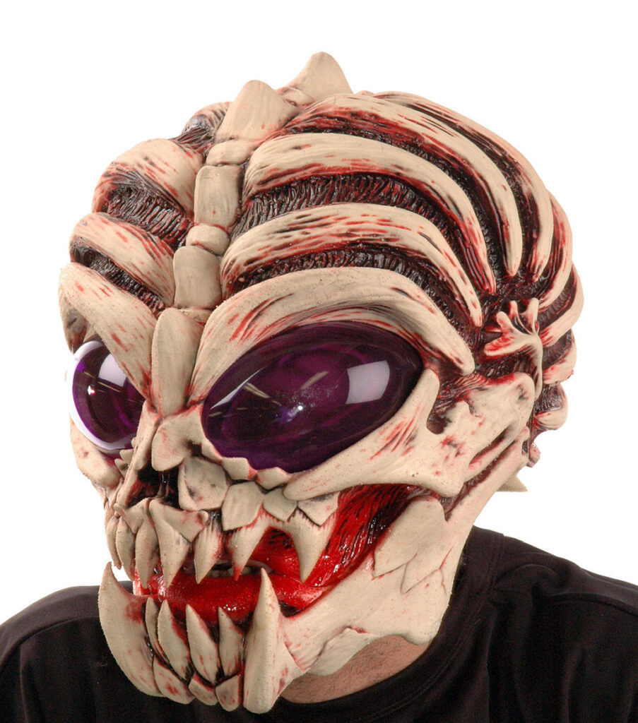 Eine beige Latexmaske in Form eines Alien-Kopfes im Berliner Maskenladen.