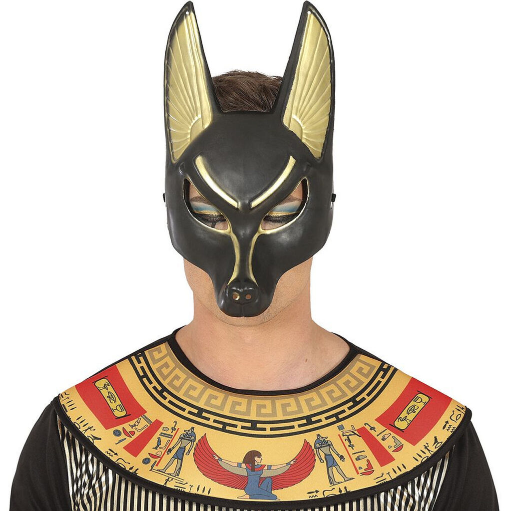 Eine markante Anubis-Maske aus schwarzem Plastik mit goldenen Verzierungen und den charakteristischen langen, spitzen Ohren des ägyptischen Schakalgottes im Maskenladen Berlin.