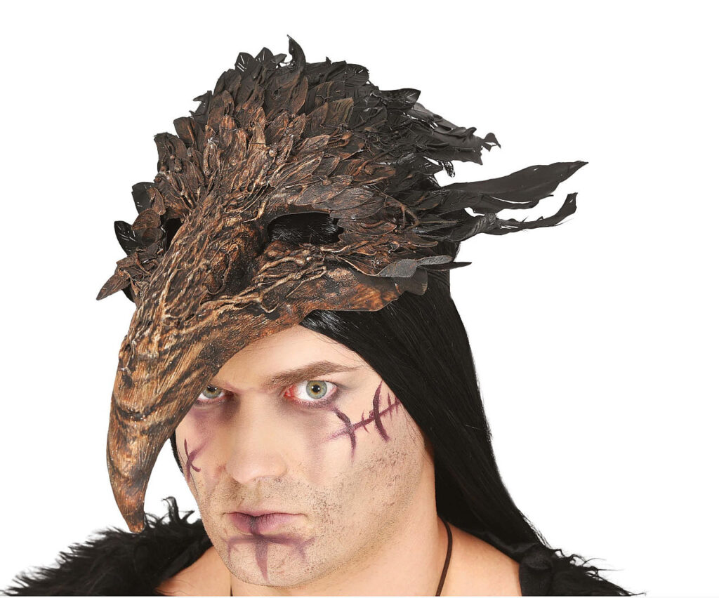 Eine detailreiche Baumonster-Maske mit holzartiger Rindenstruktur und unheimlichen Natur-Details, die in den Verkaufsregalen eines Berliner Kostüm- und Maskenladens präsentiert wird.