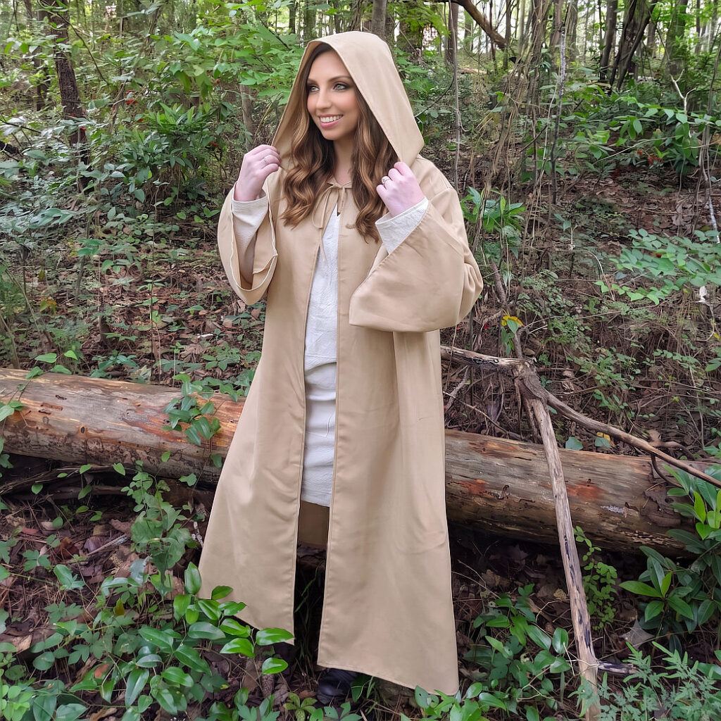 Lange beige Robe mit Kapuze, ideal für Halloween, Mittelalter oder Fantasy. Erhältlich in unserem Kostümladen in Berlin.